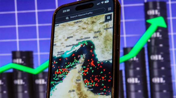 Цены на нефть продолжают расти из-за затянувшейся блокады Ормуза – «Reuters»